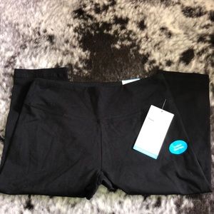 Black knee-length workout leggings